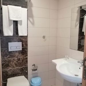 Üç Kişilik Oda